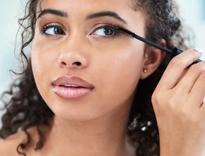 Pemula di Dunia Kosmetik? Ini Daftar Make up yang Harus Dimiliki Wanita