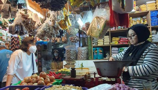 Sri Mulyani Blusukan ke Pasar Santa, Jelaskan Tak ada Pajak Sembako: Jangan Mudah Terhasut