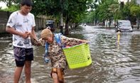 Hujan Tiada Henti, Banjir Semarang Bikin Warga Sulit Bekerja