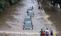 Jakarta Tergenang Lagi, Berikut Tips Menerjang Banjir dengan Mobil