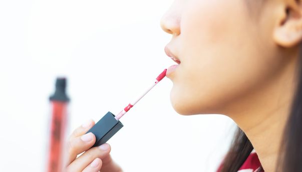 Lipstik yang Tahan Lama untuk Anda yang Malas Touch Up