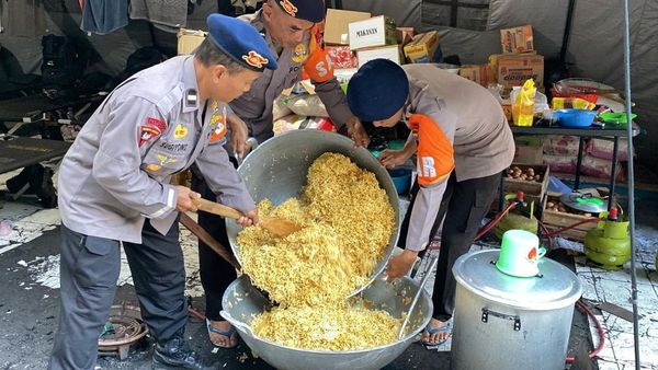 Setiap Hari Dapur Umum Brimob Polda Jateng Siapkan 4.000 Porsi Nasi untuk Korban Banjir Demak