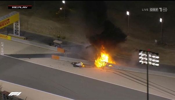 Ngeri! Mobil Romain Grosjean Tabrak Barrier hingga Terbakar dan Terbelah Dua