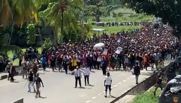 Pengantaran Jenazah Lukas Enembe di Jayapura Ricuh, Pj Gubernur Papua Terluka di Kepala