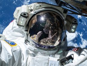 Live Video Astrounaut ISS Jadi Heboh Setelah Dua UFO Sedang Melewatinya