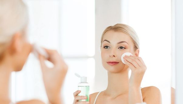Mana yang Lebih Baik saat Mengaplikasikan Toner, Pakai Tangan atau Kapas?