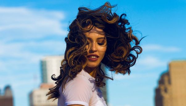 Punya Rambut Keriting yang Kering, Tebal, dan Mengembang? Begini 5 Cara Merawatnya