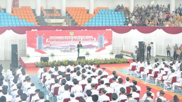 Pj. Bupati Bogor Serahkan SK Perpanjangan Masa Jabatan ke 410 Kepala Desa, Diperpanjang hingga 2029