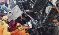 Kecelakaan di Jogja: Avanza Tabrak Pohon di Jalan Parangtritis, Bodi Ringsek, Sopir Terjepit