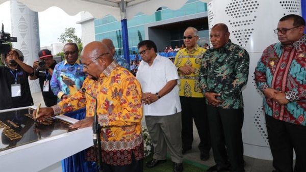 Lukas Enembe Berkeliling Resmikan Kantor di Papua, Firli Bahuri: KPK Perhatikan Kondisi Kesehatannya