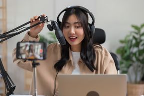 Biar Editing Lancar dan Live Streaming Stabil: Perbandingan FTTH, FWA, dan Mobile untuk Content Creator Indonesia