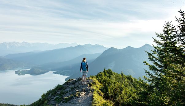 Ini Daftar Perlengkapan Naik Gunung yang Paling Penting untuk Pemula