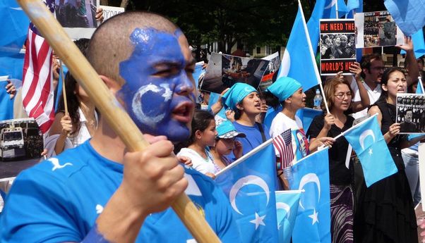 Ratusan Muslim Uighur di Turki Serukan Boikot: Olimpiade Ini Bukan di Atas Salju, Tapi di Atas Darah