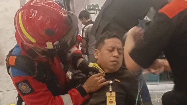 Insiden Lift Macet Pakuwon Tower Jaksel: Belasan Orang Terjebak, Satu Trauma