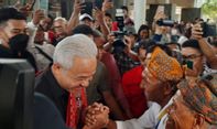 Antusiasme Warga Sambut Kedatangan Ganjar di Kupang, dari Swafoto sampai Teriakan ‘Presiden’