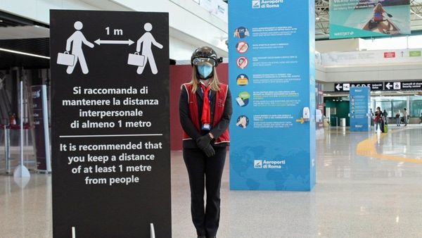 Staf Bandara Italia Gunakan Helm Pintar Pemindai Suhu seperti Robocop