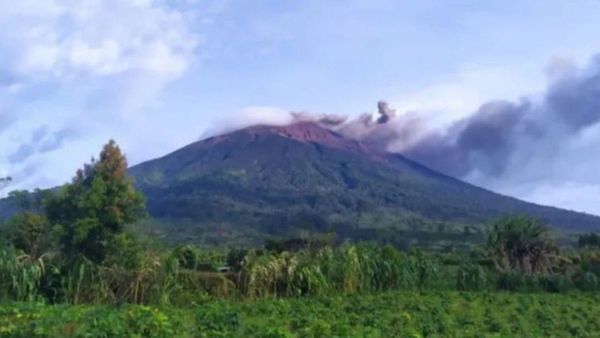 Gunung Kerinci Kembali Erupsi, Semburkan Abu Cokelat Setinggi 700 Meter