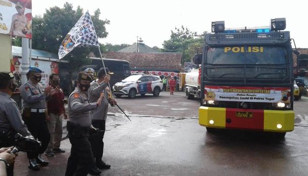 Berita Jateng: Kasus Positif Corona Masih Saja Meningkat, Polres Tegal dan PMI Lakukan Penyemprotan Disinfektan