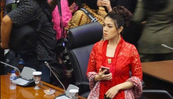 Suka Selfie saat Bertugas Jadi Anggota DPRD, Tina Toon Bantah Dirinya Makan Gaji Buta