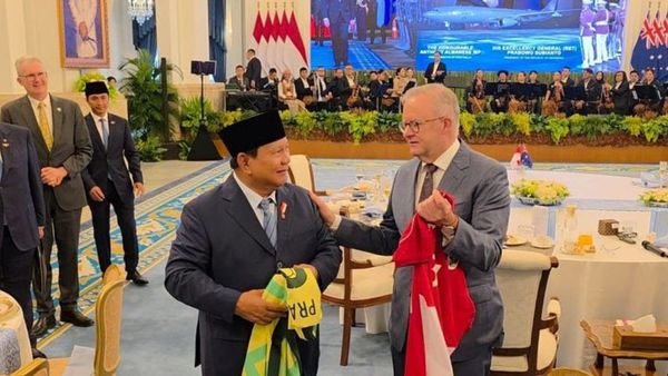 Momen Presiden Prabowo Bertukar Jersey Timnas dengan PM Australia Albanese