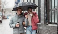 5 Outfit Cocok Saat Musim Hujan, Stylish dan Tetap Nyaman