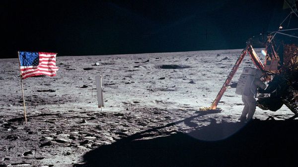 Apa Benar Neil Amstrong Mendengar Suara Adzan di Bulan?