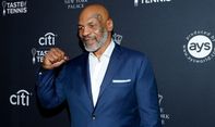 Jelang Pertandingan Ekshibisi, Mike Tyson Beri Anjingnya Kue Berwajah Roy Jones Jr