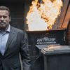 Bruce Willis Putuskan Pensiun, Arnold Schwarzenegger: Dia Fantastis