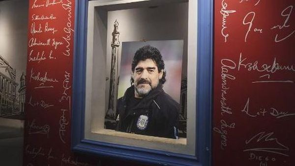 Berita Hari ini: Polisi dan Suporter Argentina Bentrok di Pemakaman Diego Maradona