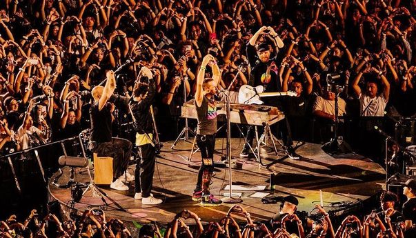 Viral Aksi Chris Martin Bikin Heboh GBK dengan Pantun Pinjam Dulu Seratus