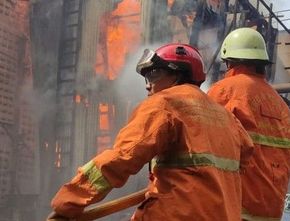 Pabrik Bimoli Kebakaran di Cilincing, 12 Unit Mobil Damkar Dikerahkan