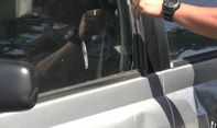 Kunci Mobil Tertinggal di Dalam Kabin? Mudah, Gunakan Gantungan Baju!