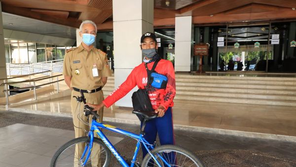Kisah Aris, Pelajar SMK Purwokerto yang Bersepeda Jauh untuk Bertemu Ganjar Pranowo