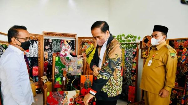 Usai Resmikan Bandara Ngloram Blora, Presiden Jokowi Beli Batik Hingga Lukisan Hasil UKM Setempat