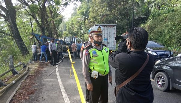 Berita Seputar Jateng: Minibus Jatuh Ke Jurang Sedalam 25 Meter, Sopir Diduga Mengantuk