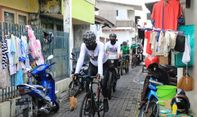 Ganjar Pranowo Gowes Masuk Gang Sempit Bawa Speaker Portabel, Mau Apa?