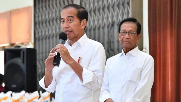 Jokowi Bagikan Bansos Beras ke Warga Condongcatur Sleman, Sebut Bakal Dibagikan Lagi Oktober