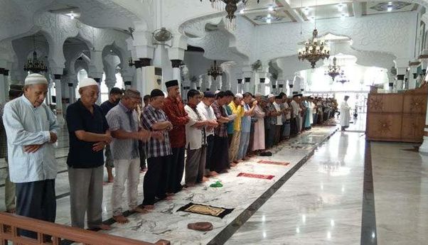 MUI Sudah Izinkan Salat Jumat, Tarawih, dan Ied Terapkan Saf Rapat di Masjid