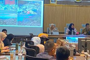 Pemkab Garut Kaji Penggunaan Limbah Plastik untuk Aspal Jalan