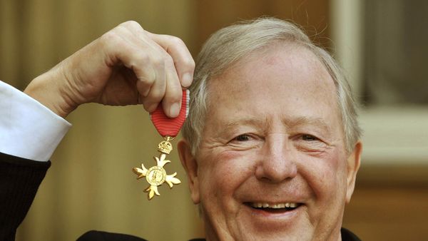 Komedian Legendaris Tim Brooke-Taylor Meninggal karena Covid-19