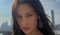 Bella Hadid Turun ke Jalan di New York Sambil Kibarkan Bendera Palestina