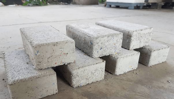 Berawal dari Kepedulian, Dua Wanita Ini Sulap Sampah Jadi beton