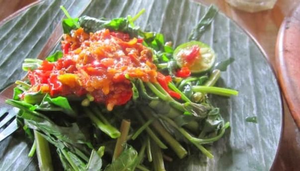 Santapan Akhir Pekan: Tumis Kangkung Bumbu Oncom