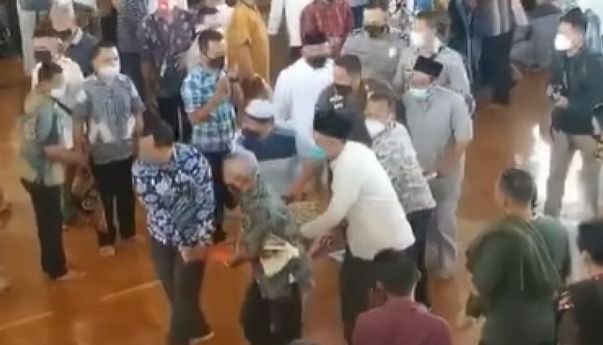 Detik-detik Wali Kota Bandung Kolaps saat Shalat Sunah dan Digotong Para Jamaah
