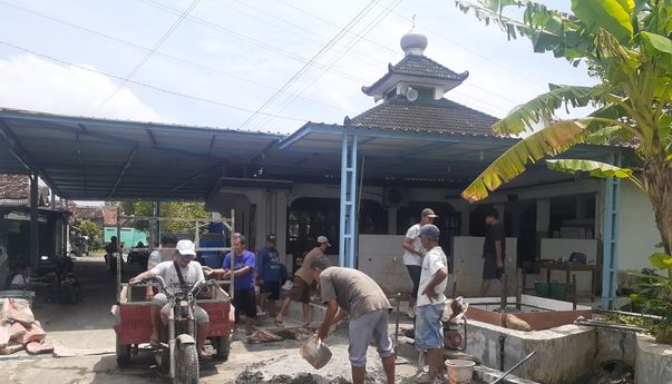 Menyambut Ramadhan Warga Dusun Druwo Melakukan Gotong-Royong di Masjid