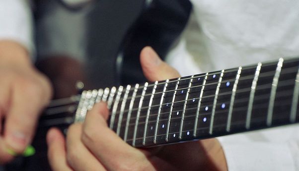 Fretboard Menyala, Gitar Listrik Ini Bisa Ubah Pemula Jadi Jago Gitar