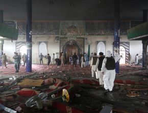 Ledakan yang Menewaskan 8 Orang Terjadi di Masjid Kabul Ketika Orang-orang Berdo’a untuk Mendiang Ibu Pejabat Taliban