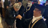 Ganjar dan Pratikno Bertemu di Acara Dies Natalis ke-74 UGM, Saling Sapa dan Berpelukan