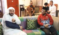 Berita Terbaru: Syekh Ali Jaber Titip Salam Sungkem pada Jokowi Melalui Mahfud MD