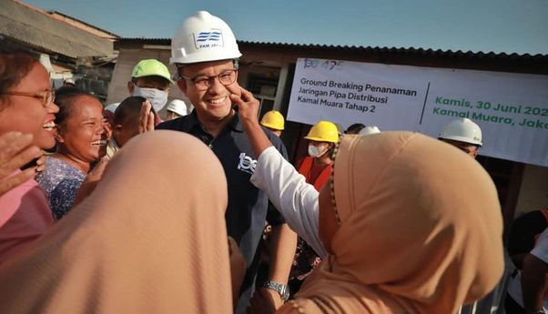 Momen Ibu-ibu Cubit Pipi Anies Baswedan, Senang Dibawakan Air Bersih